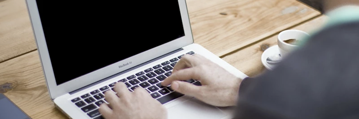 Mann arbeitet mit Laptop