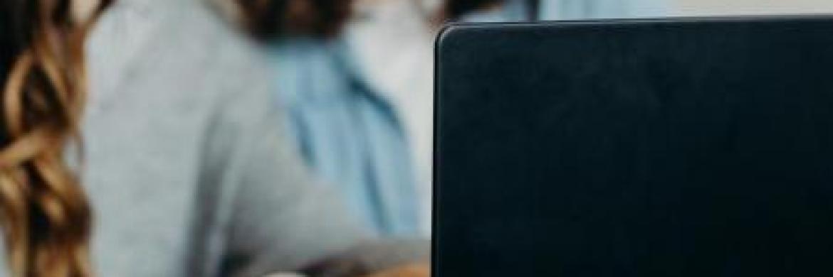 Schülerinnen vor Laptop